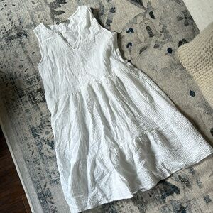 White lined sleeveless dress with pockets! Size XS